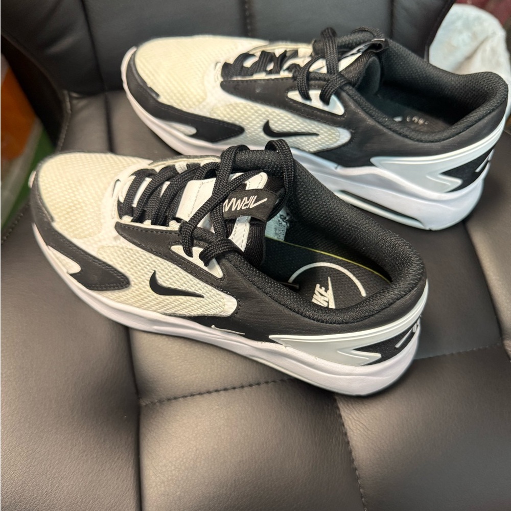 Nike Men's Black and White Sneakers